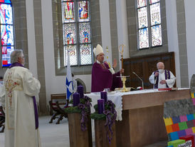 Bischof Dr. Michael Gerber besucht St. Crescentius (Foto: Karl-Franz Thiede)